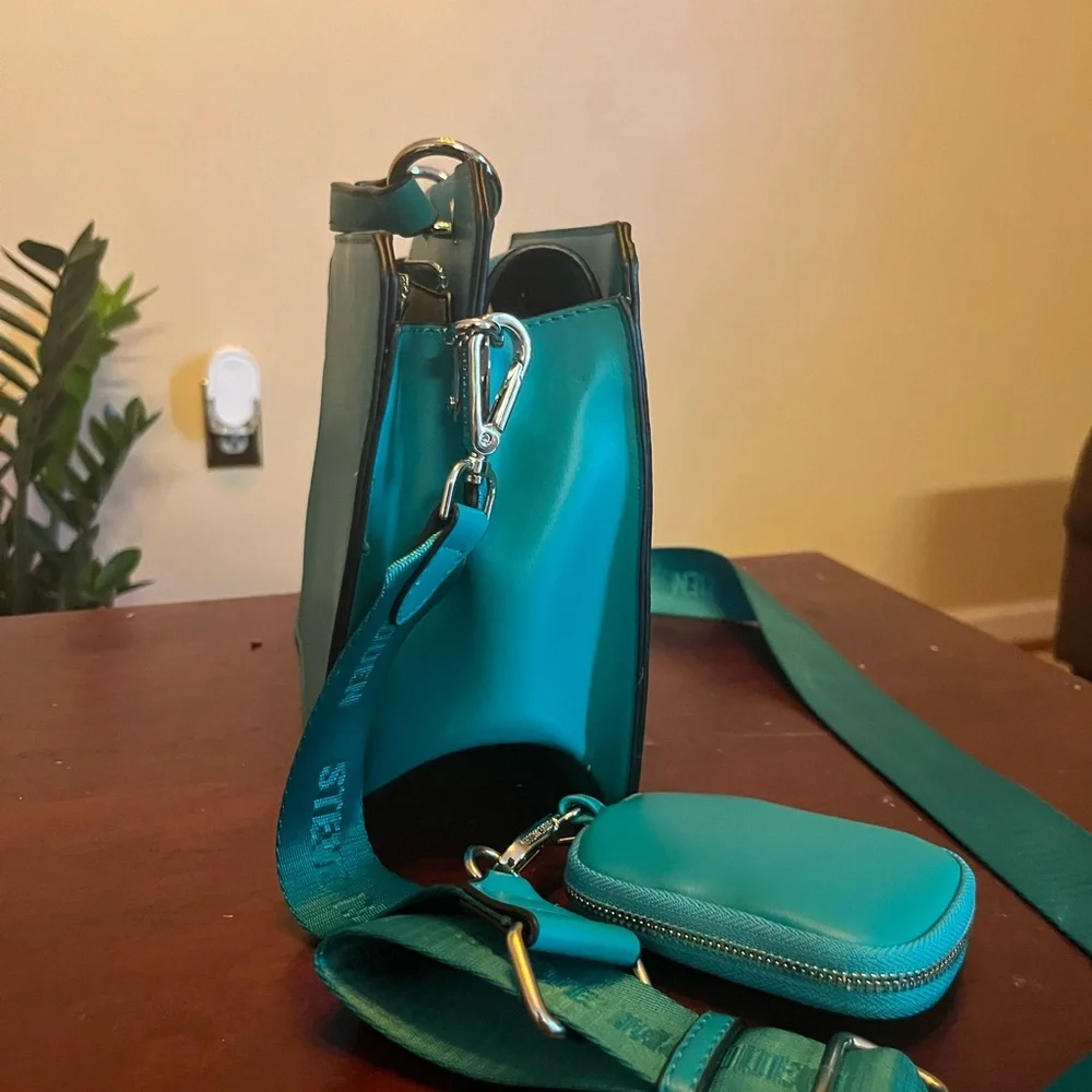 Steve Madden Blue Crossbody Bag with Structured Design - Picture 3 of 5